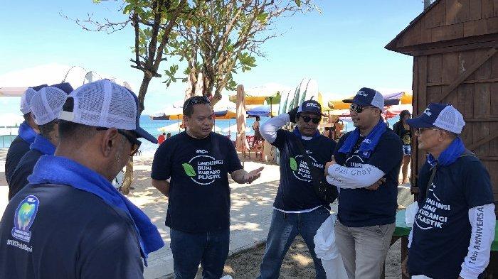 IRC Peduli Bumi PT Gajah Tunggal Tbk Gandeng Komunitas Motor Bersih-Bersih Pantai Kuta