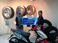 Ibu Lilis Menangkan Hadiah Motor Dalam Acara  IRC Belanja Berhadiah di PRJ 2013